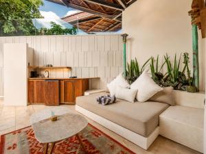 Exquisite 1-BR Villa with Pool, 4 Mins to Echo Bea