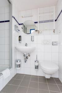 Family Room (2 Adults + 2 Children) room in a&o Dortmund Hauptbahnhof