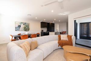 Premium 3BR Top Floor Apartment with Parking, EV friendly & Views