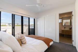 Premium 3BR Top Floor Apartment with Parking, EV friendly & Views