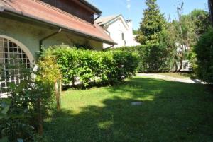 Sunny garden flat near the sea and the centre