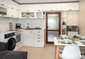 Cozy City Escape Near Sea Garden & Beach by Flat Manаger