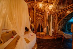 Adis Bamboo House Sidemen - NYAN BALI