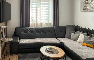 2 Bedroom Amazing Apartment In Viskovo