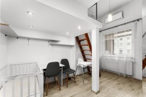 Koszykarska Mezzanine Apartment by BookingHost