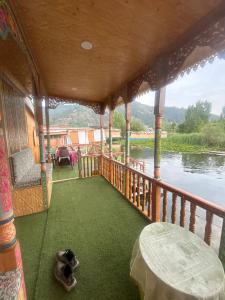 houseboat city of Kashmir