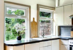 City Break Chester House Near Chester Zoo, Cheshire Oaks and Wrexham with pool and ping pong table - 6 separate beds 2 bathrooms