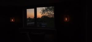 City Break Chester House Near Chester Zoo, Cheshire Oaks and Wrexham with pool and ping pong table - 6 separate beds 2 bathrooms