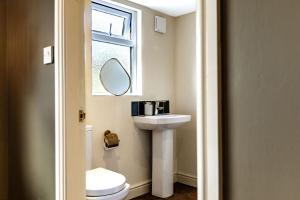 City Break Chester House Near Chester Zoo, Cheshire Oaks and Wrexham with pool and ping pong table - 6 separate beds 2 bathrooms