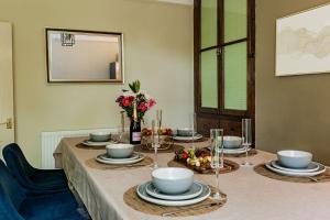 City Break Chester House Near Chester Zoo, Cheshire Oaks and Wrexham with pool and ping pong table - 6 separate beds 2 bathrooms