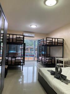 Chantharid Hostel Khao Sok