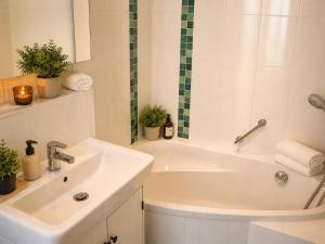 Garden apartment for 4 people near Munich, ICM, thermal spa