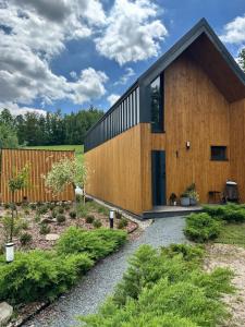 Hill & Chill Kudowa Zdrój - nowoczesne stodoły ze strefą SPA, balia, sauna