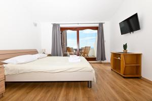 LUXURY VILLA CIOVO Sleeps 17, Infinity Pool, Seafront