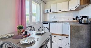HolidayHomePL Centrum KOL1812 apartament z osobną sypialnią i balkonem