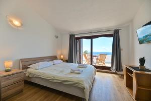 LUXURY VILLA CIOVO Sleeps 17, Infinity Pool, Seafront