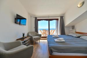 LUXURY VILLA CIOVO Sleeps 17, Infinity Pool, Seafront