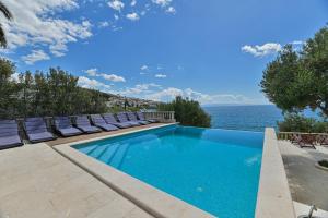 LUXURY VILLA CIOVO Sleeps 17, Infinity Pool, Seafront