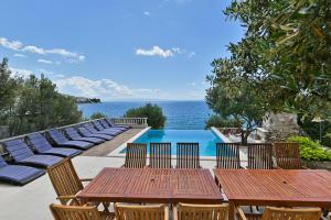 LUXURY VILLA CIOVO Sleeps 17, Infinity Pool, Seafront