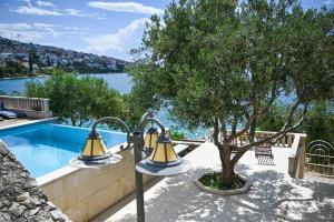 LUXURY VILLA CIOVO Sleeps 17, Infinity Pool, Seafront
