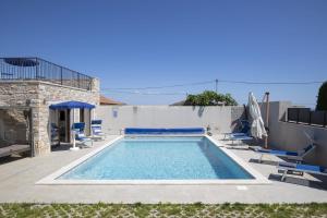 6-bedroom villa with Heated Pool near Pula
