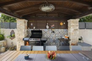 6-bedroom villa with Heated Pool near Pula