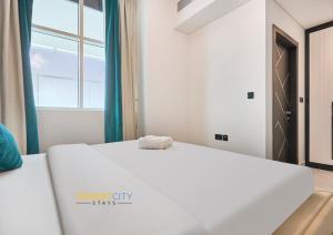 Dubai Science Park View Apartment by Desert City Stays