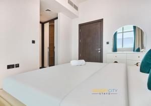 Dubai Science Park View Apartment by Desert City Stays