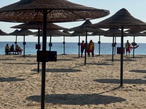 Luxury Ground Floor 3BR Chalet with Private Garden and Pool & Beach Access- Sidi Abdelrahman