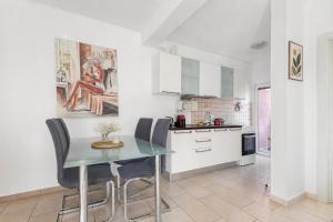 Modern Seaside Apartment with Balcony - Erika,Donja Lastva