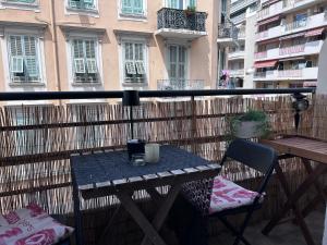 Studio lumineux avec balcon à proximité de la mer