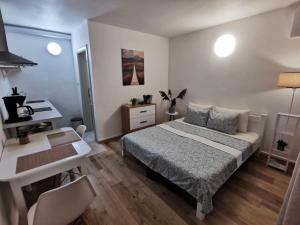 55 m to Beach Quiet Cozy Oasis for Two