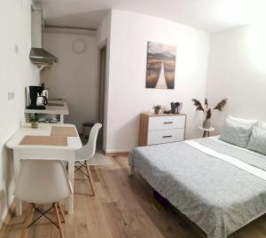 55 m to Beach Quiet Cozy Oasis for Two
