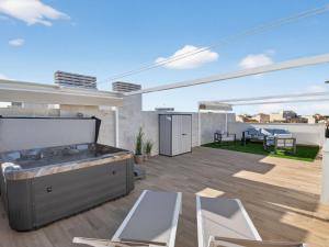 Apartment Azure Terrace – Private Rooftop Spa by Interhome