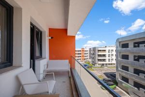 Contemporary Studio with Balcony & Parking by Blvd 57B8