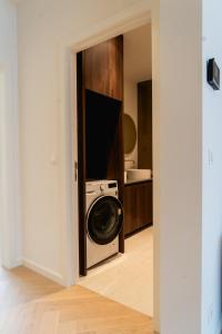 Spacious Suite with workspace and free parking