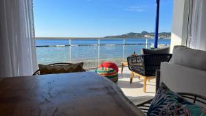 Upscale 3 bedroom front line sea with sunset view