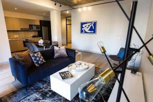 The Lineal 205 - Urban 1BR Escape in Sandton Rooftop Pool Access