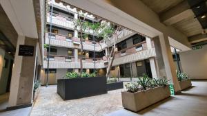 The Lineal 205 - Urban 1BR Escape in Sandton Rooftop Pool Access