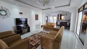 Becky Homes Diani Beach- 4BR with AC and Swimming Pool