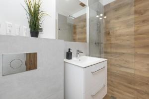 LUX Top Floor Apartments Art Lake Mielno with Pool, Air Conditioning and Parking by Noclegi Renters