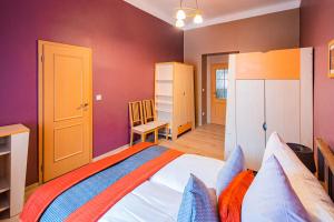 Colorful 2BDR Family Apartment