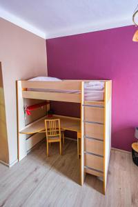 Colorful 2BDR Family Apartment