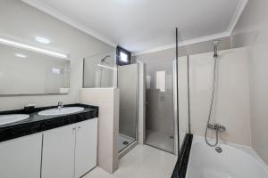 Villa Penguina Playa Blanca - 5 Bedroom - Hot Tub - Heated Pool