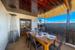 Villa Penguina Playa Blanca - 5 Bedroom - Hot Tub - Heated Pool