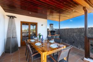 Villa Penguina Playa Blanca - 5 Bedroom - Hot Tub - Heated Pool