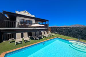 Villa Penguina Playa Blanca - 5 Bedroom - Hot Tub - Heated Pool