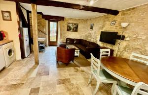 La Vieille Ferme: superbe complexe de 3 gîtes en pierre avec Piscine au coeur du Périgord Noir