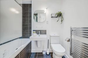 Balcony & City Views - 2BR - Parking - Sleeps 6