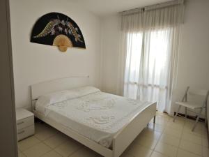 Bright top-floor property near the sea
